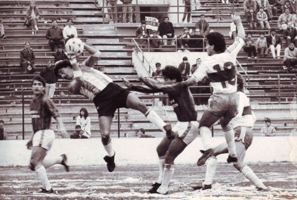 Héctor Lazo con el balón, Universidad Católica 3-0 General Velásquez, 1988